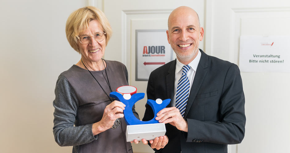 Arbeitsminister Dr. Martin Kocher (re) hat sich bei einer Kurzvisite bei AJOUR-Geschftsfhrerin Mag. Lydia Ninz informiert